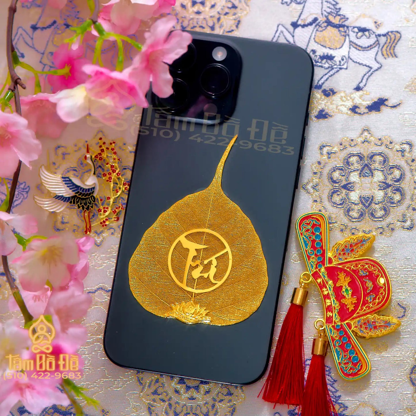 Calligraphy "TRÍ" 24K Gold-Plated Bodhi Leaf Phone Case Charm