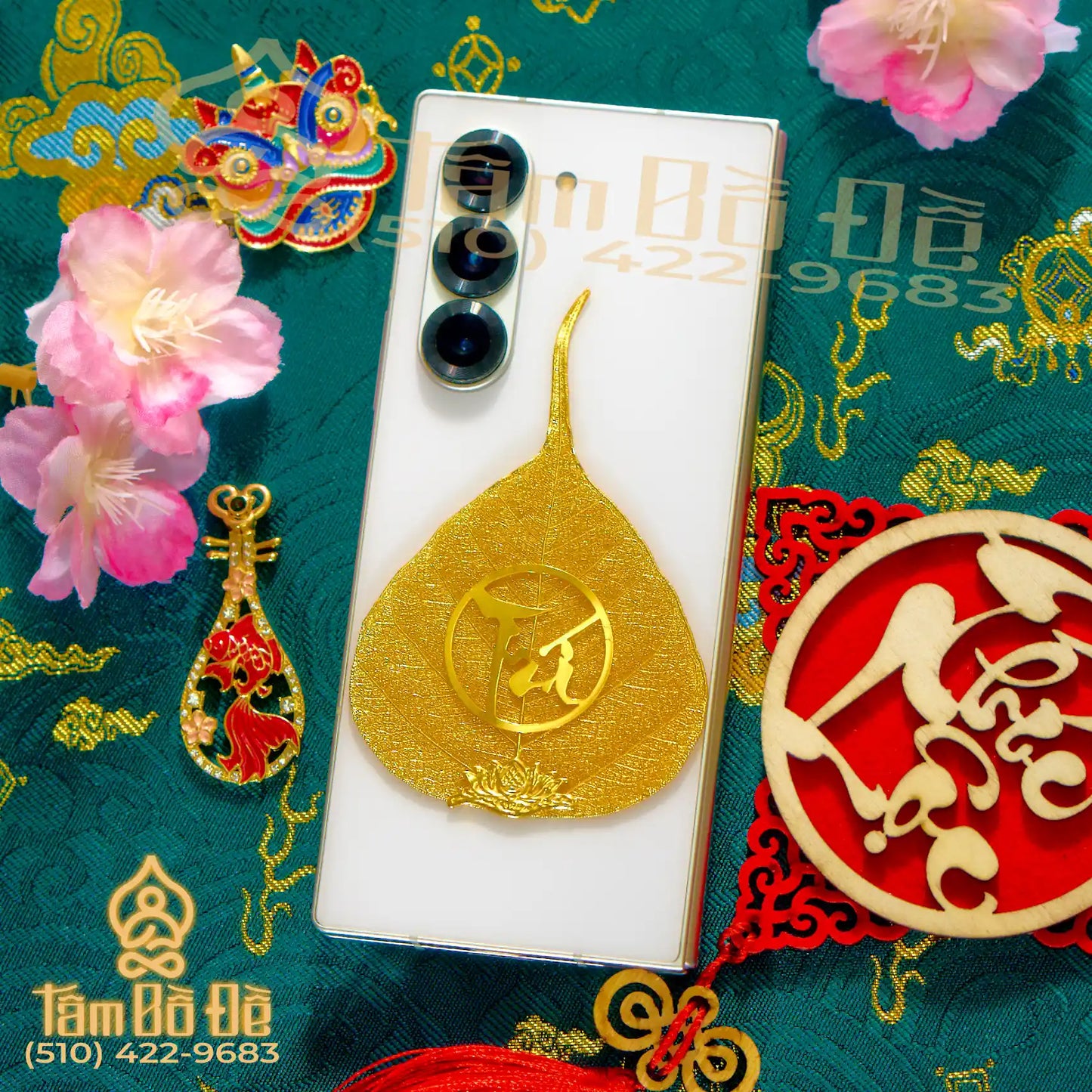 Calligraphy "TRÍ" 24K Gold-Plated Bodhi Leaf Phone Case Charm